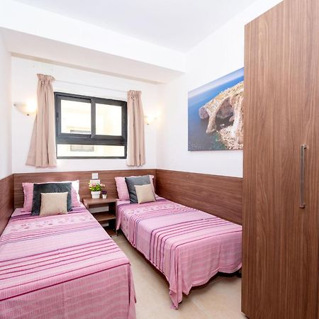 Islet Promenade Seafront Apartment With Large Corner Terrace By Getawaysmalta St. Paul's Bay Luaran gambar