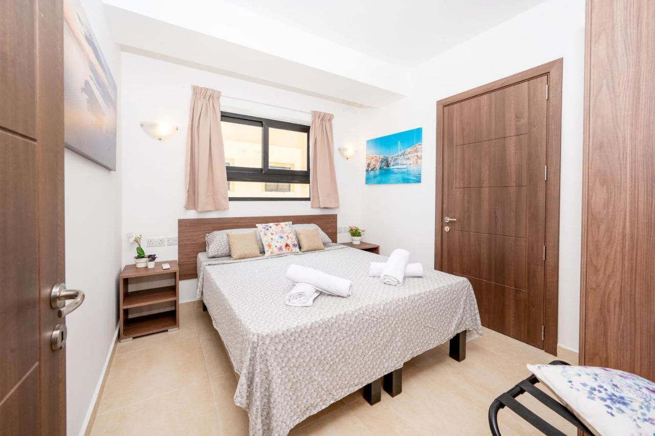 Islet Promenade Seafront Apartment With Large Corner Terrace By Getawaysmalta St. Paul's Bay Luaran gambar