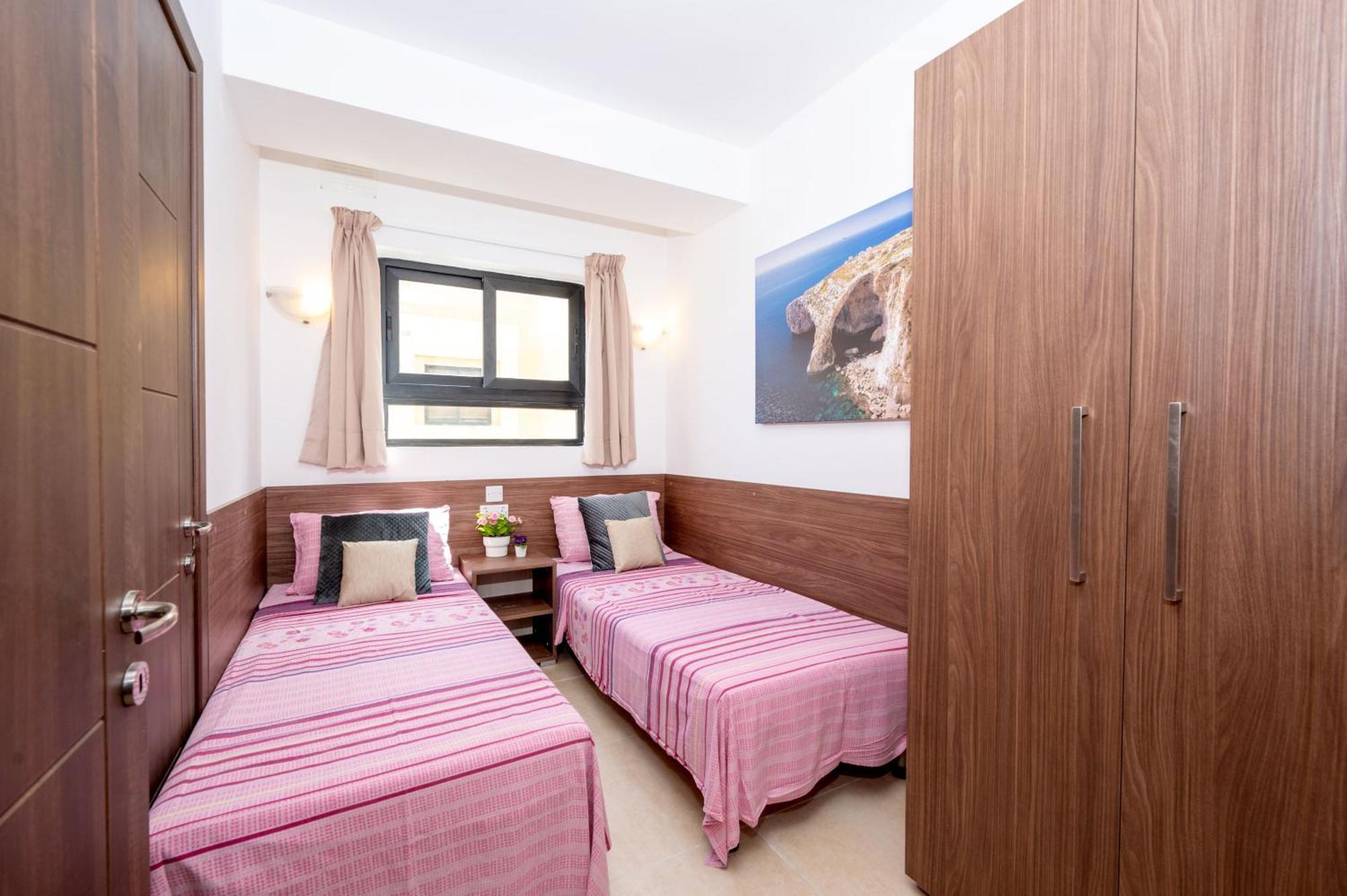 Islet Promenade Seafront Apartment With Large Corner Terrace By Getawaysmalta St. Paul's Bay Luaran gambar